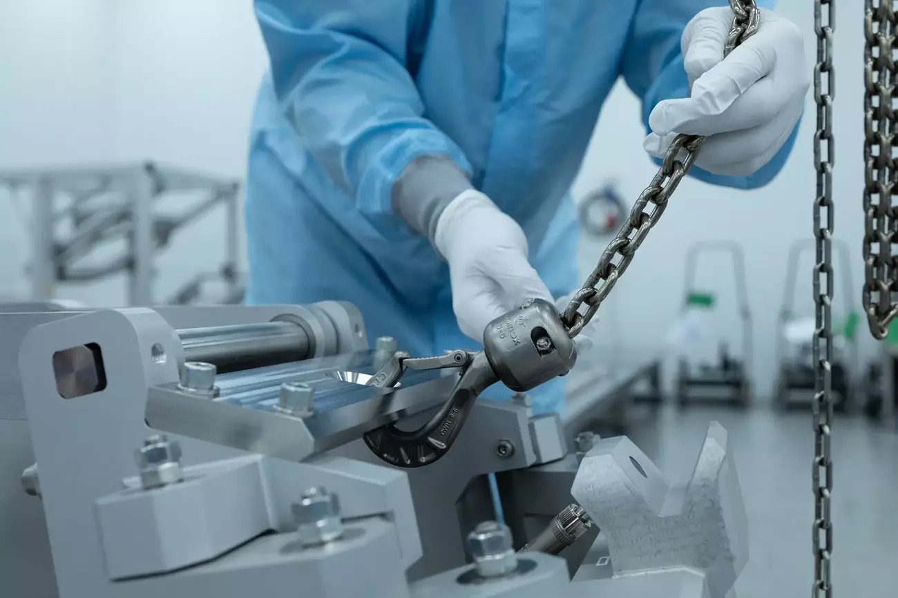 Application of a hoist chain in a cleanroom
