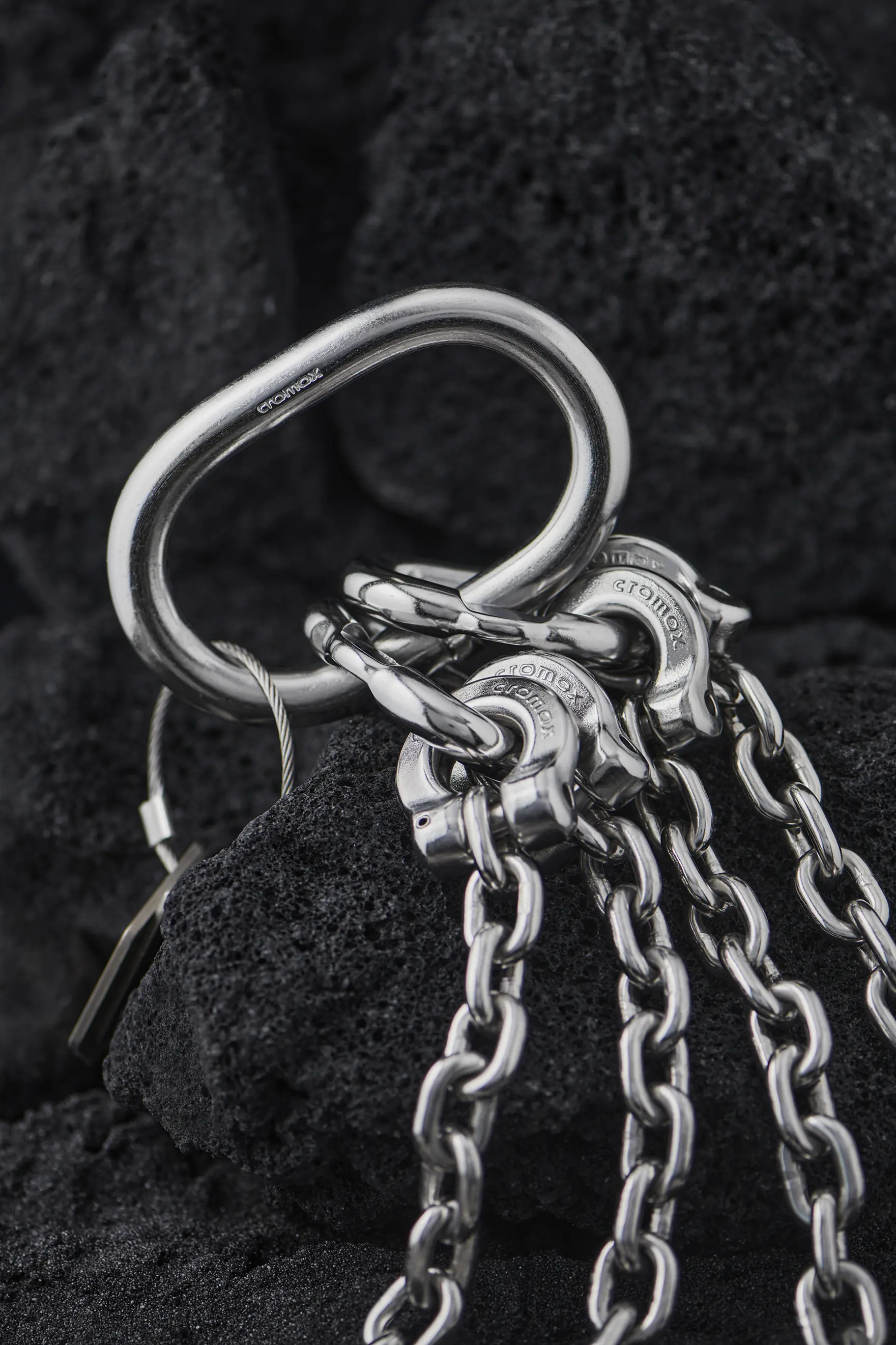 Stainless steel sling chain from cromox® with standard clevis shackle attachment