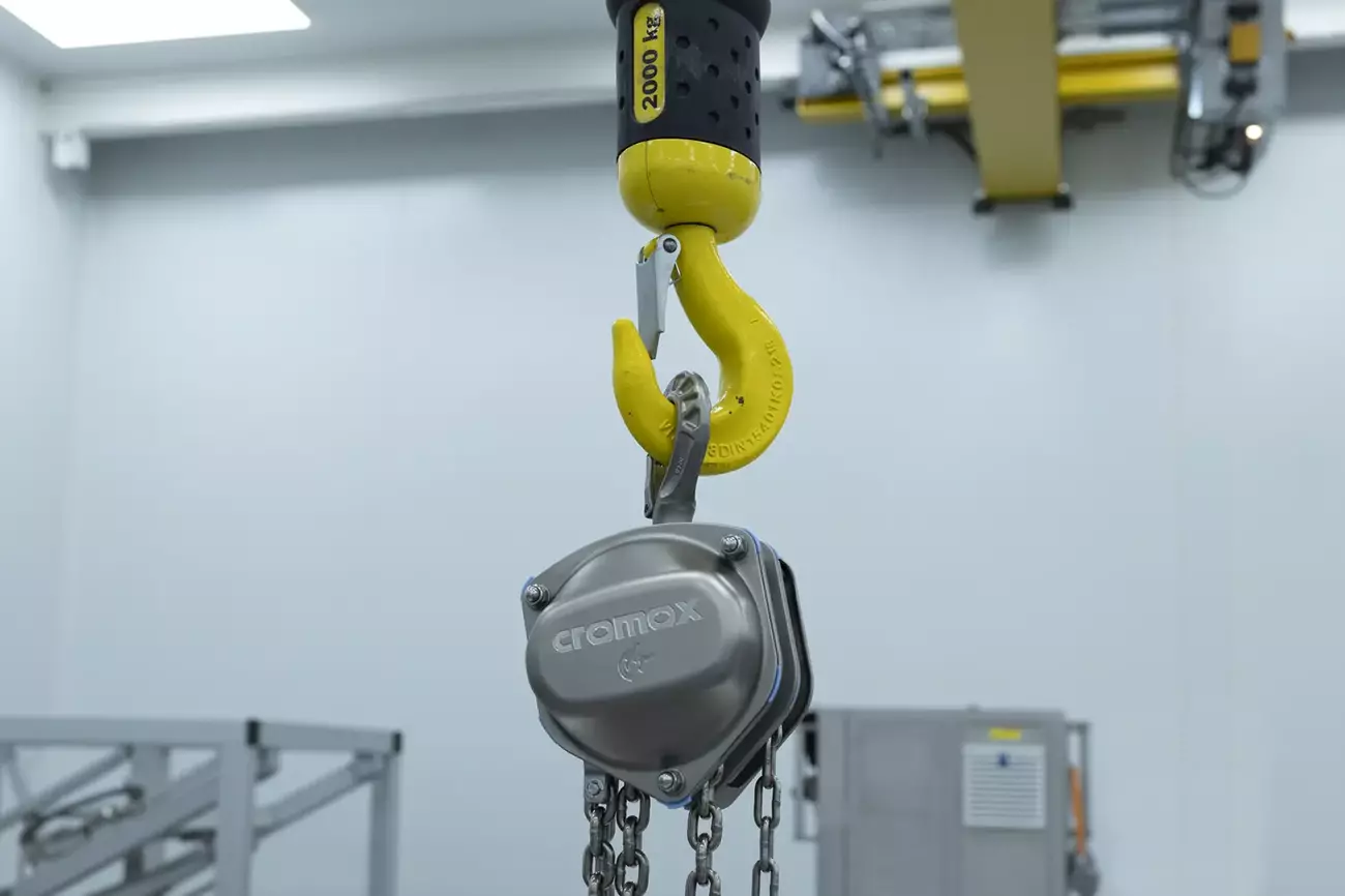 Application example in a cleanroom: cromox® chain hoist made of stainless steel